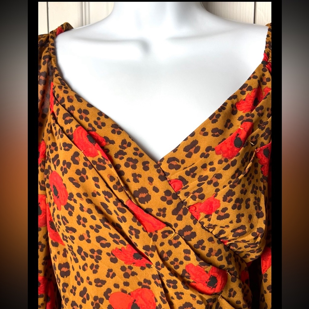 ASTR THE LABEL Blouse Cropped Smocked Drape Top Leopard Shirred Floral Medium - Picture 5 of 9